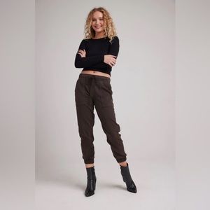 Bella Dahl Pocket Joggers in Brown